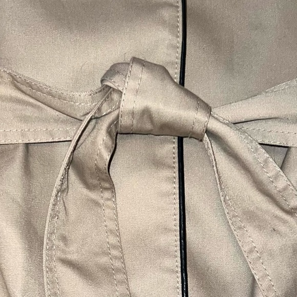 H&M size 6 tan w black trim & lining belted w back overlay button up trench coat - Picture 7 of 16